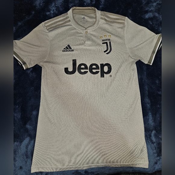 Juventus away kit in a size small - Picture 3 of 3